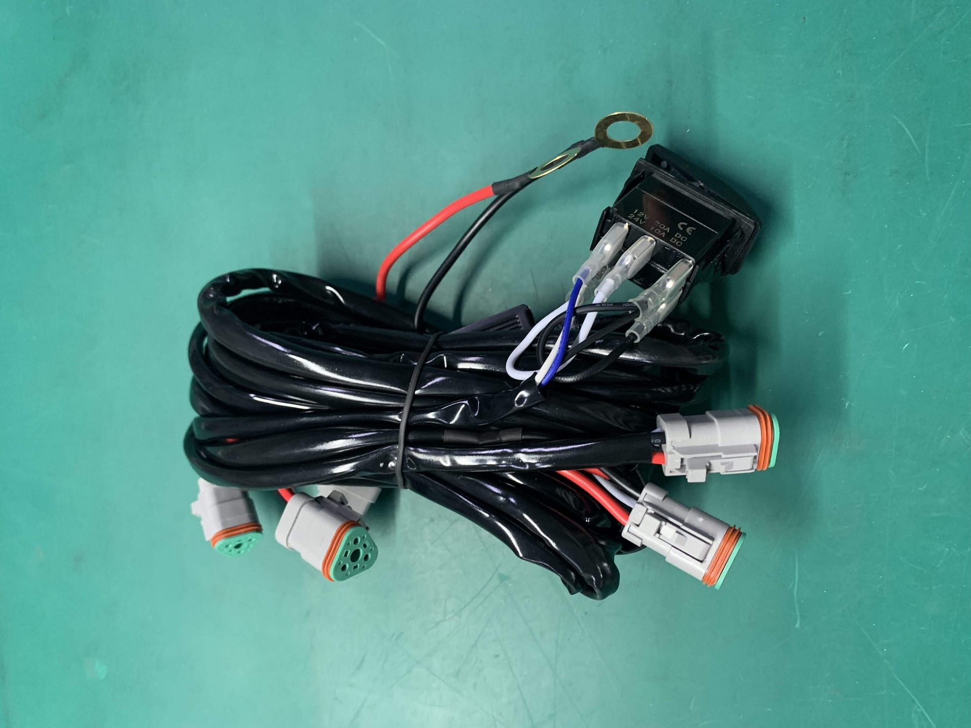 Relay wiring harness with 1 DT connector